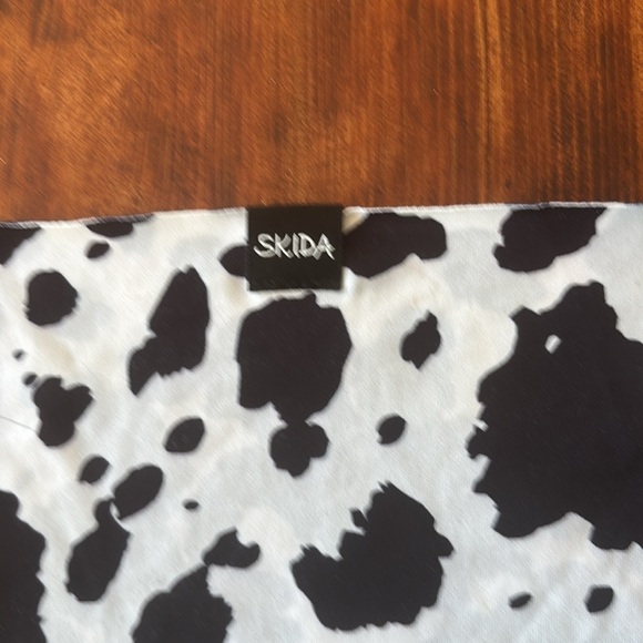 Skida Neck Gaiter. Moo Cow. One Size Poly/Spandex Blend. - Picture 2 of 2